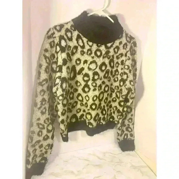 Women’s Leopard Sweater - Picture 3 of 4